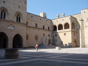 palais des grands maitres, cour